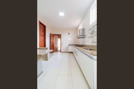 Casa para alugar com 210m², 4 quartos e 2 vagas Casa para alugar com 210m², 4 quartos e 2 vagasCozinha