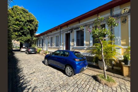 Casa para alugar com 105m², 2 quartos e 1 vaga Casa para alugar com 105m², 2 quartos e 1 vagaFachada