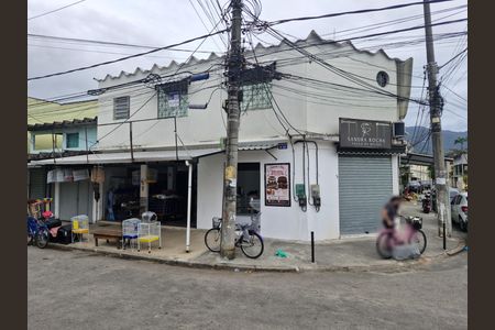 Fachada+Plaquinha de kitnet/studio para alugar com 1 quarto, 30m² em Bangu, Rio de Janeiro