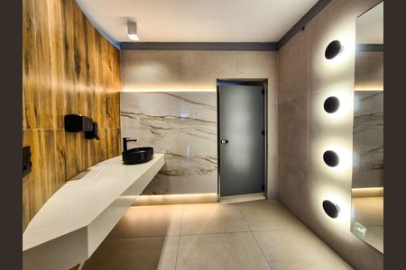 Banheiro da área comum  de apartamento para alugar com 3 quartos, 130m² em Consolação, São Paulo