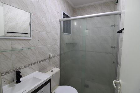 Banheiro da suíte 2 de casa de condomínio à venda com 2 quartos, 86m² em Parque Ipe, São Paulo
