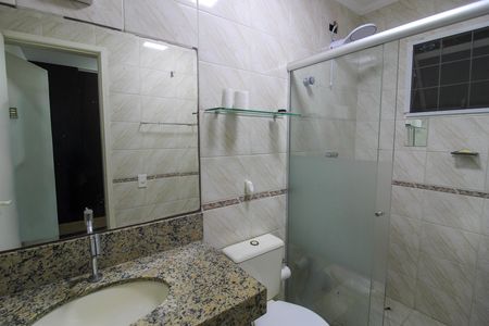 Banheiro da suíte de casa de condomínio à venda com 2 quartos, 86m² em Parque Ipe, São Paulo