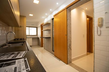 Apartamento à venda com 175m², 3 quartos e 2 vagas Apartamento à venda com 175m², 3 quartos e 2 vagasCozinha e Área de Serviço