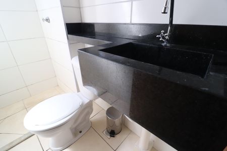 Banheiro Social de apartamento para alugar com 2 quartos, 49m² em Martins, Uberlândia