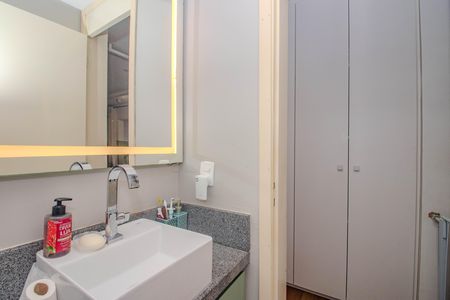 Banheiro Social de apartamento para alugar com 3 quartos, 67m² em Humaitá, Porto Alegre