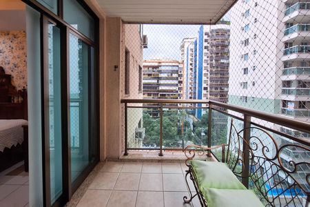 Apartamento à venda com 150m², 3 quartos e 2 vagas Apartamento à venda com 150m², 3 quartos e 2 vagasvaranda da suite