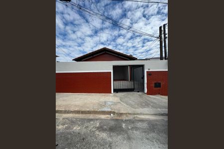 Casa para alugar com 210m², 2 quartos e 2 vagas Casa para alugar com 210m², 2 quartos e 2 vagasFachada