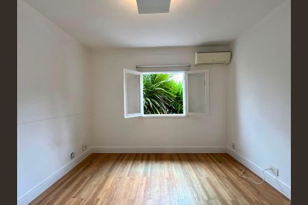 Casa à venda com 171m², 3 quartos e 4 vagas Casa à venda com 171m², 3 quartos e 4 vagasSuíte