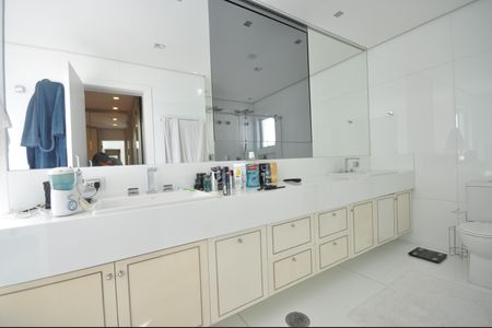 Banheiro da Suíte Master de casa de condomínio à venda com 4 quartos, 515m² em Tucuruvi, São Paulo
