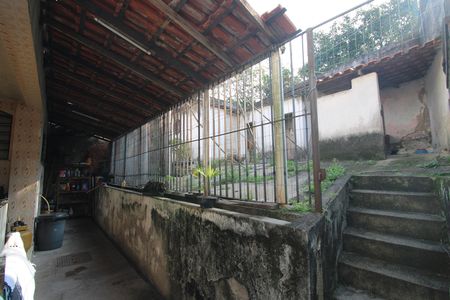 Casa de condomínio à venda com 376m², 4 quartos e 5 vagasFundos da casa - Edícula
