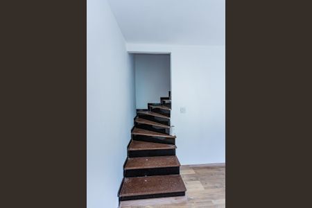 Casa à venda com 176m², 3 quartos e 3 vagas Casa à venda com 176m², 3 quartos e 3 vagasEscada