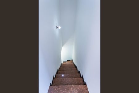Casa à venda com 176m², 3 quartos e 3 vagas Casa à venda com 176m², 3 quartos e 3 vagasEscada