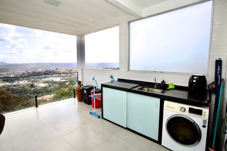 Casa à venda com 776m², 3 quartos e 2 vagas Casa à venda com 776m², 3 quartos e 2 vagasCozinha e Área de Serviço