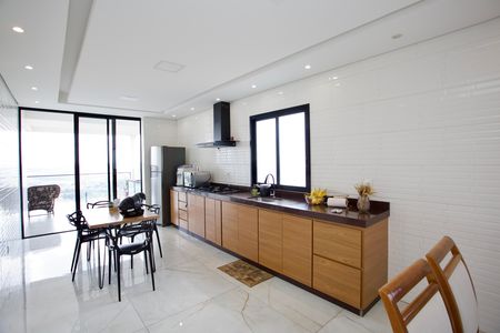 Casa à venda com 776m², 3 quartos e 2 vagas Casa à venda com 776m², 3 quartos e 2 vagasCozinha e Área de Serviço