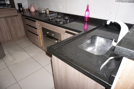 Cozinha de casa para alugar com 2 quartos, 80m² em Conjunto Habitacional Jardim Sao Bento, Embu das Artes