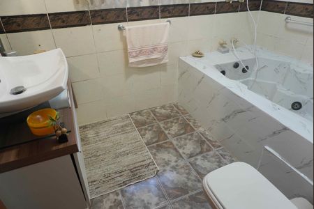 Banheiro da Suíte 1 de casa de condomínio à venda com 2 quartos, 270m² em Alphaville, Santana de Parnaíba