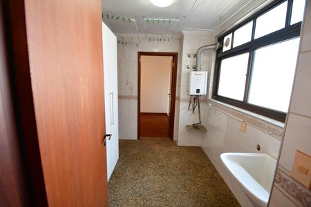 Área de Serviço de apartamento para alugar com 4 quartos, 249m² em M. Santo Antônio, Campinas