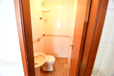 Banheiro de serviço de apartamento para alugar com 4 quartos, 249m² em M. Santo Antônio, Campinas