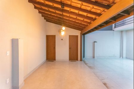Casa à venda com 200m², 4 quartos e 4 vagas Casa à venda com 200m², 4 quartos e 4 vagas Churrasqueira