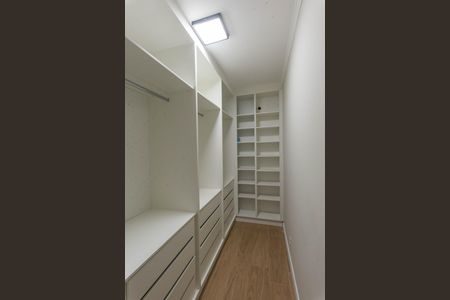 Casa à venda com 200m², 4 quartos e 4 vagas Casa à venda com 200m², 4 quartos e 4 vagasCloset da suíte