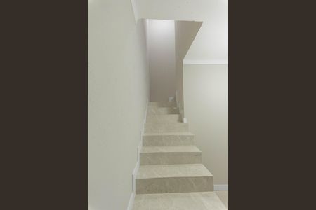 Casa à venda com 200m², 4 quartos e 4 vagas Casa à venda com 200m², 4 quartos e 4 vagasEscada