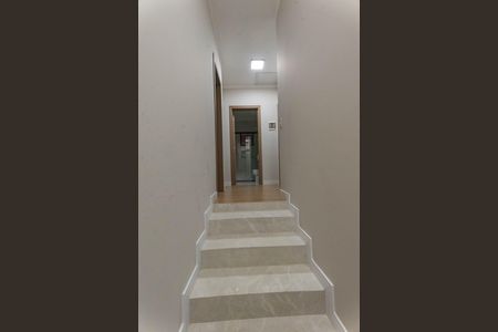 Casa à venda com 200m², 4 quartos e 4 vagas Casa à venda com 200m², 4 quartos e 4 vagasEscada