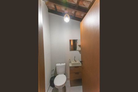 Casa à venda com 200m², 4 quartos e 4 vagas Casa à venda com 200m², 4 quartos e 4 vagasBanheiro de serviço