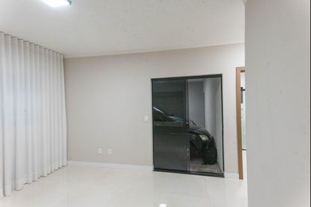 Casa à venda com 200m², 4 quartos e 4 vagas Casa à venda com 200m², 4 quartos e 4 vagasSala