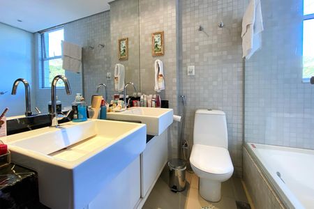 Apartamento à venda com 124m², 4 quartos e 3 vagasBanheiro da Suíte