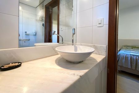 Apartamento à venda com 124m², 4 quartos e 3 vagasBanheiro da Suíte 2