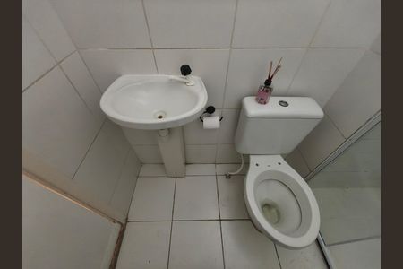 Banheiro social de apartamento para alugar com 2 quartos, 45m² em Taquara, Rio de Janeiro