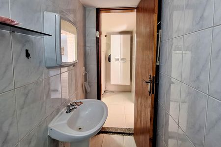 Banheiro de kitnet/studio para alugar com 1 quarto, 60m² em Itaipu, Niterói