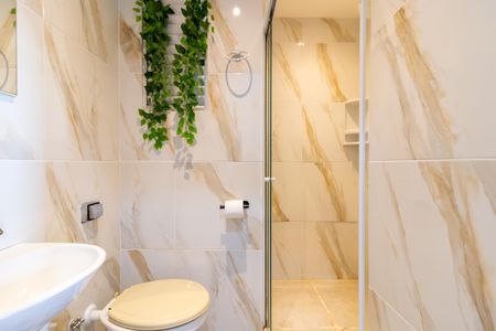 Banheiro de kitnet/studio à venda com 1 quarto, 17m² em Centro Histórico, Porto Alegre