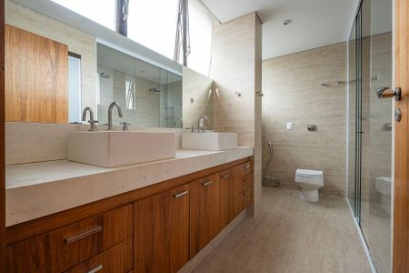 Apartamento à venda com 184m², 3 quartos e 2 vagas Apartamento à venda com 184m², 3 quartos e 2 vagasSuíte