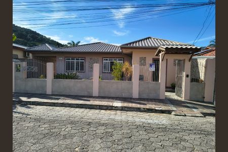 Fachada de casa para alugar com 1 quarto, 40m² em Forquilhinhas, São José