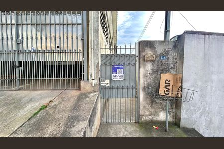 Placa instalada na fachada do imóvel de casa para alugar com 1 quarto, 80m² em Parque Jurema, Guarulhos