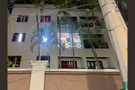 Placa instalada na fachada do imóvel de apartamento para alugar com 2 quartos, 75m² em Centro, Guarulhos