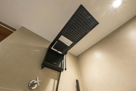 Banheiro de kitnet/studio para alugar com 1 quarto, 28m² em Pinheiros, São Paulo