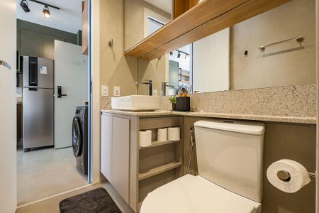 Banheiro de kitnet/studio para alugar com 1 quarto, 28m² em Pinheiros, São Paulo