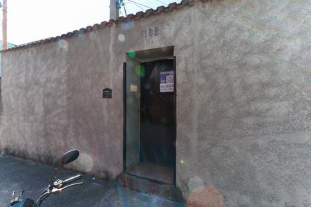 Fachada + plaquinha de casa para alugar com 1 quarto, 38m² em Parque Peruche, São Paulo