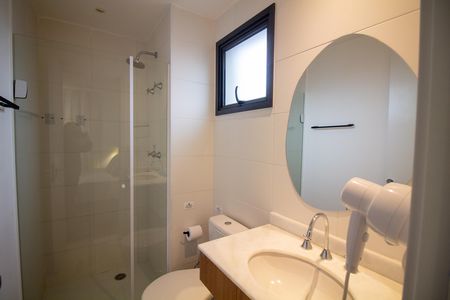 Banheiro de kitnet/studio para alugar com 1 quarto, 25m² em Brooklin, São Paulo