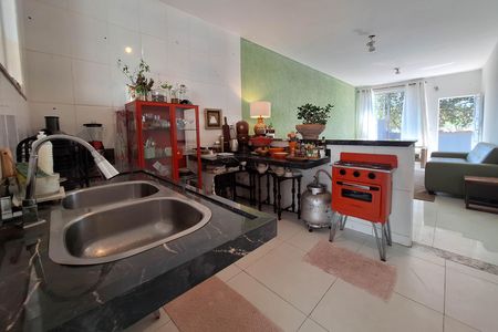 Casa à venda com 190m², 2 quartos e 2 vagas Casa à venda com 190m², 2 quartos e 2 vagasCozinha