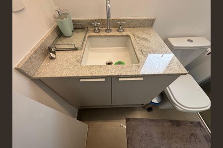 Banheiro de kitnet/studio para alugar com 1 quarto, 28m² em Vila Nova Conceição, São Paulo