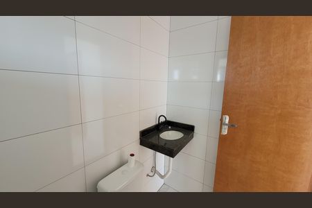 Banheiro de kitnet/studio para alugar com 1 quarto, 42m² em Jardim Napoli I, Itaquaquecetuba