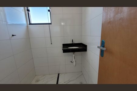 Banheiro de kitnet/studio para alugar com 1 quarto, 32m² em Jardim Napoli I, Itaquaquecetuba