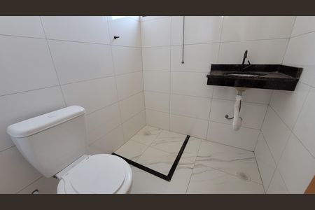 Banheiro de kitnet/studio para alugar com 1 quarto, 32m² em Jardim Napoli I, Itaquaquecetuba