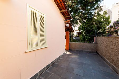 Casa para alugar com 360m², 4 quartos e 7 vagas Casa para alugar com 360m², 4 quartos e 7 vagasVaranda