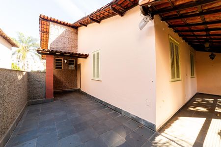 Casa para alugar com 360m², 4 quartos e 7 vagas Casa para alugar com 360m², 4 quartos e 7 vagasVaranda