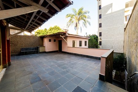 Casa para alugar com 360m², 4 quartos e 7 vagas Casa para alugar com 360m², 4 quartos e 7 vagasÁrea externa
