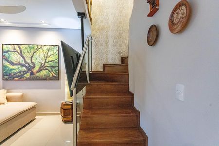 Casa de condomínio à venda com 101m², 3 quartos e 2 vagasEscada 